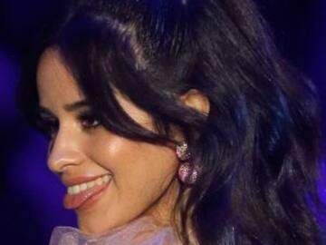 Camila Cabello roba suspiros al usar vestido transparente