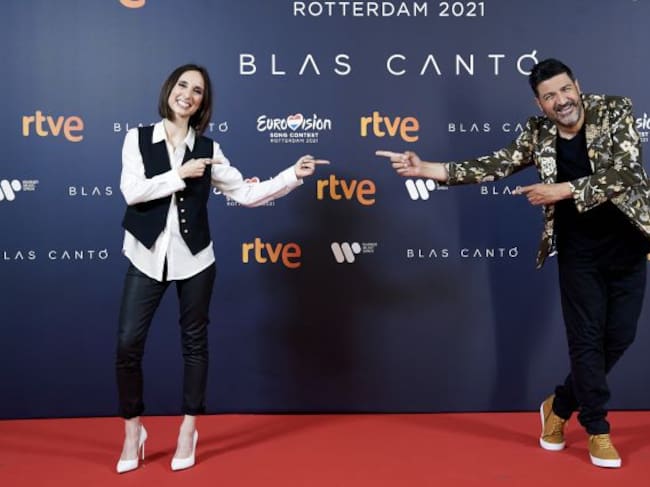 Julia Varela y Tony Aguilar, antes de despegar a Róterdam