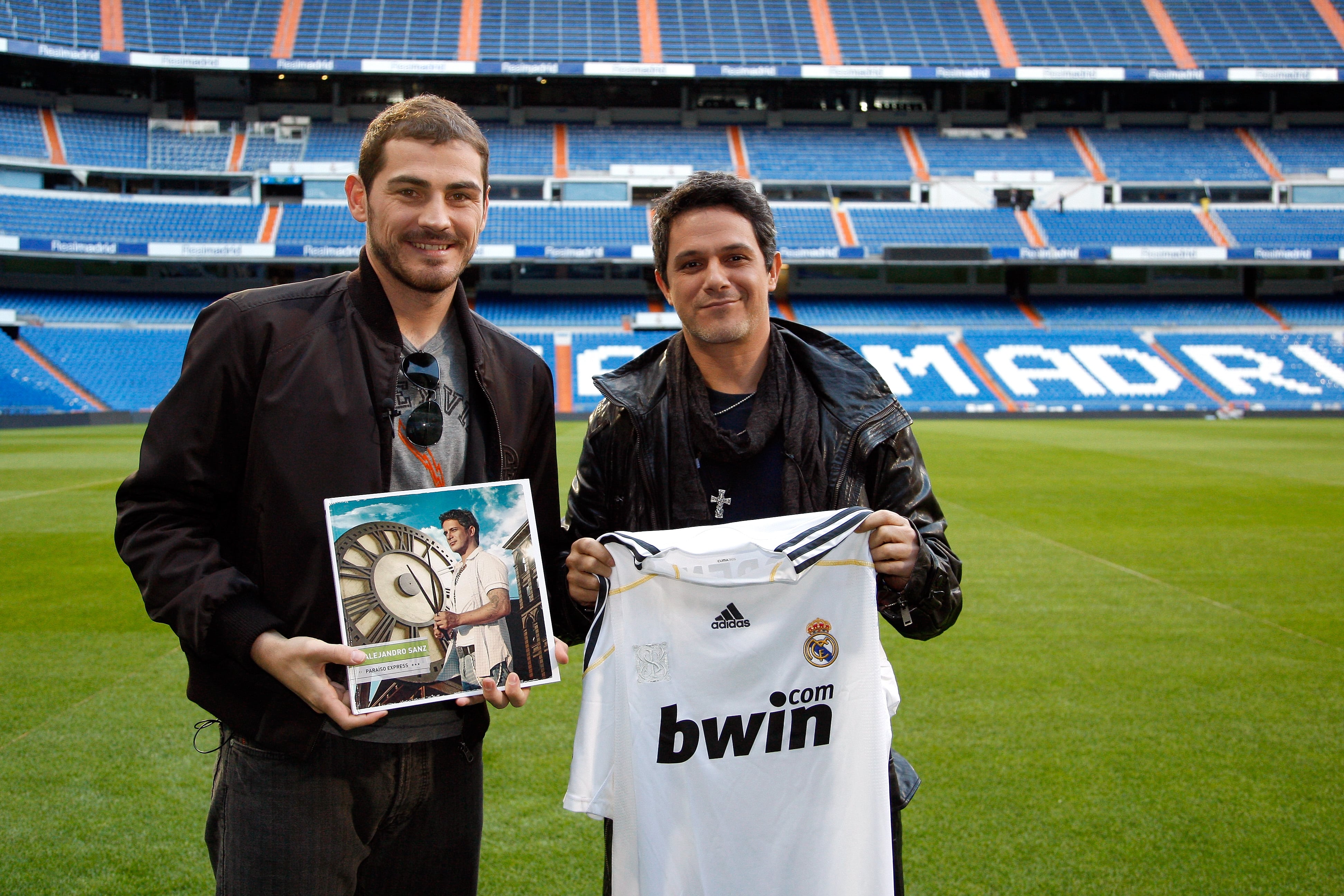 Alejandro Sanz con Iker Casillas en el Santiago Bernabéu