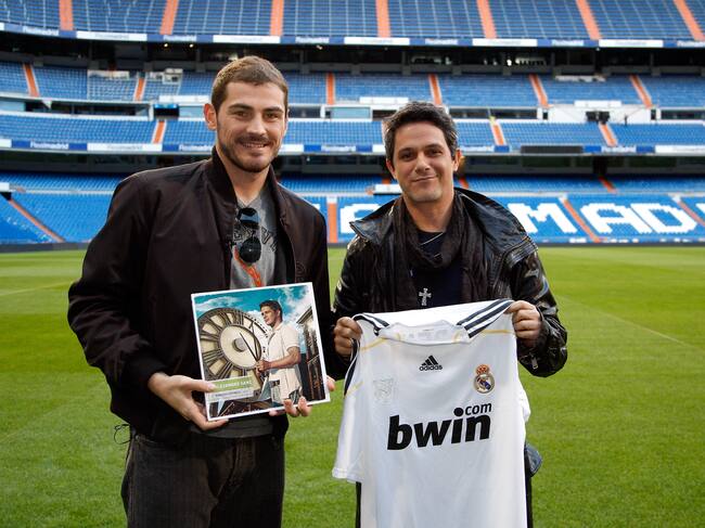 Alejandro Sanz con Iker Casillas en el Santiago Bernabéu