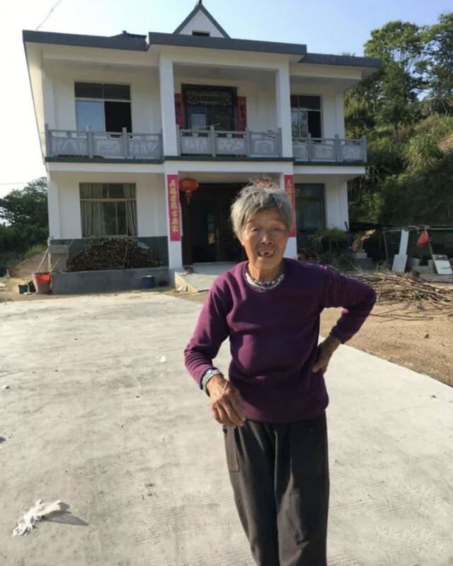 Su hija ahora tiene su propia familia pero le construyó una casa a su mamá para agradecerle por haberla rescatado de la calle