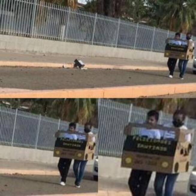 La madre junto a su hijo caminaron en su carro de cartón