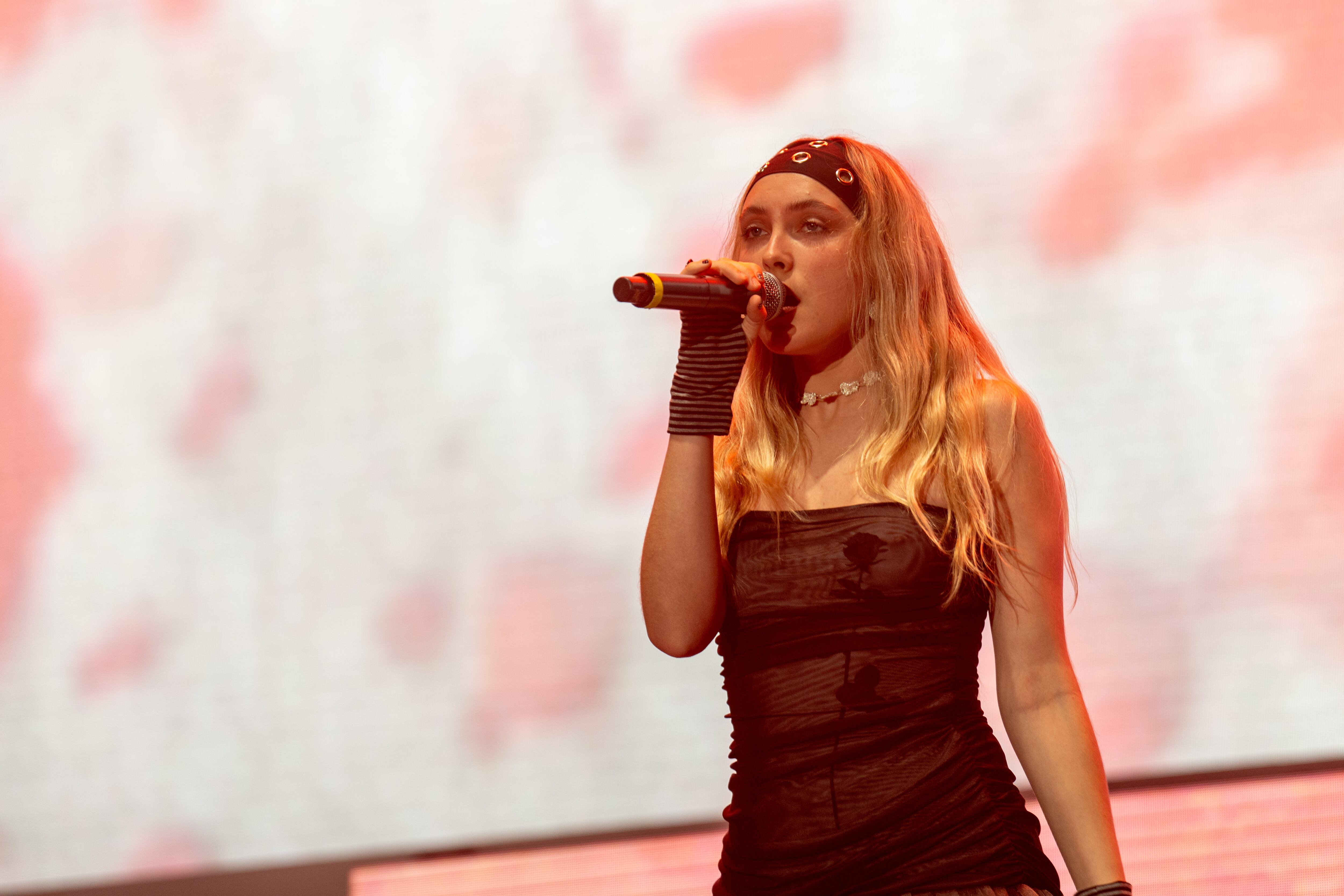 La segunda noche del Primavera Pop 2025 contó con artistas como Maria Hein que nos deleitó con algunos de sus sencillos más sonados