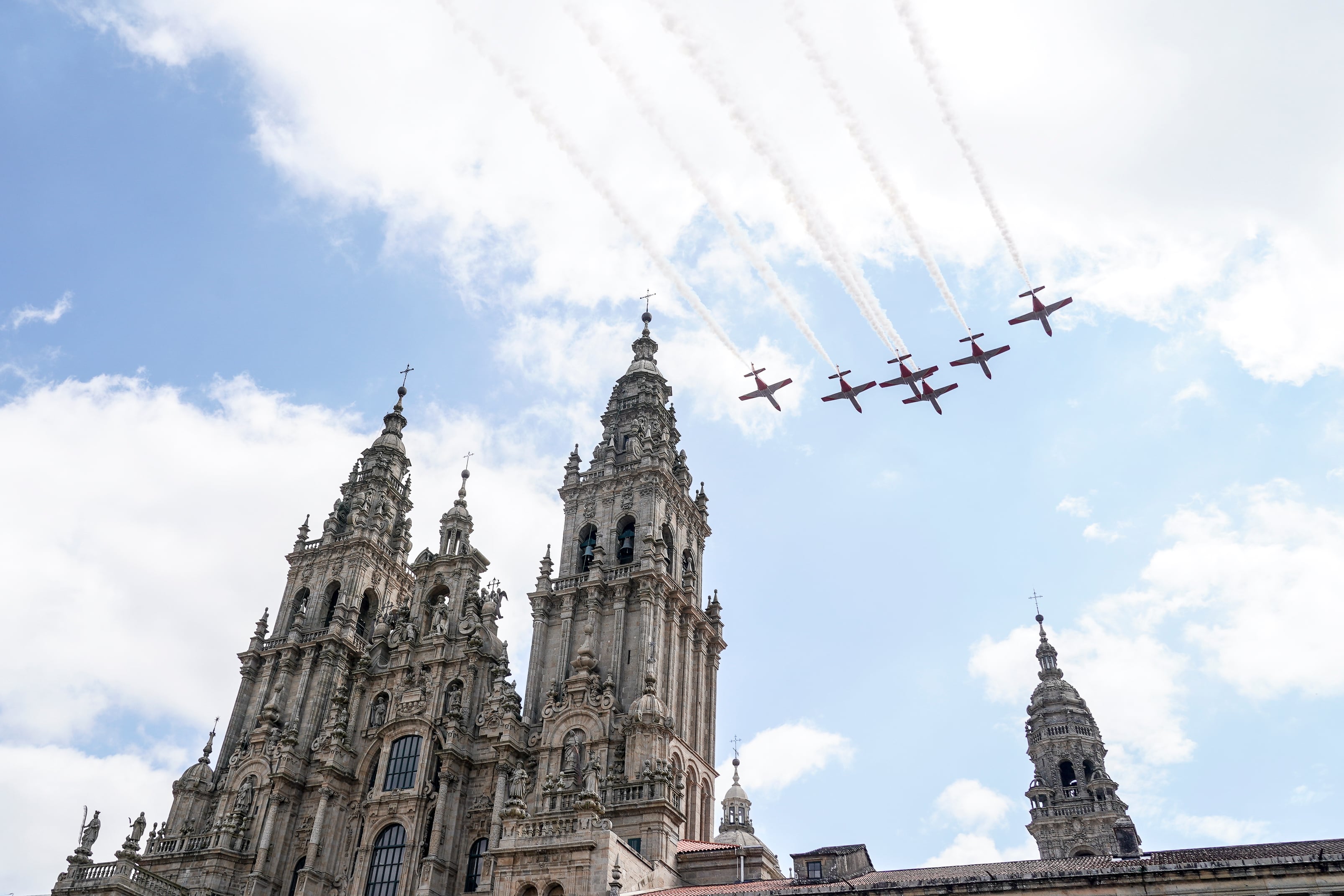 Desfile de aviones militares en la ofrenda de Santiago Apóstol.