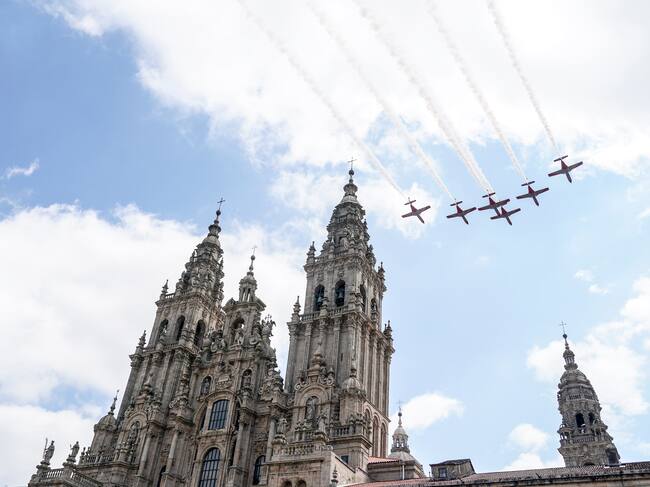 Desfile de aviones militares en la ofrenda de Santiago Apóstol.