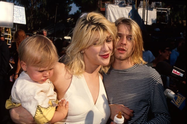 Kurt Cobain y Courtney Love con su hija Frances Bean en 1993