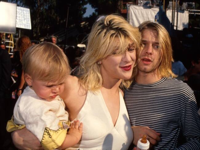 Kurt Cobain y Courtney Love con su hija Frances Bean en 1993