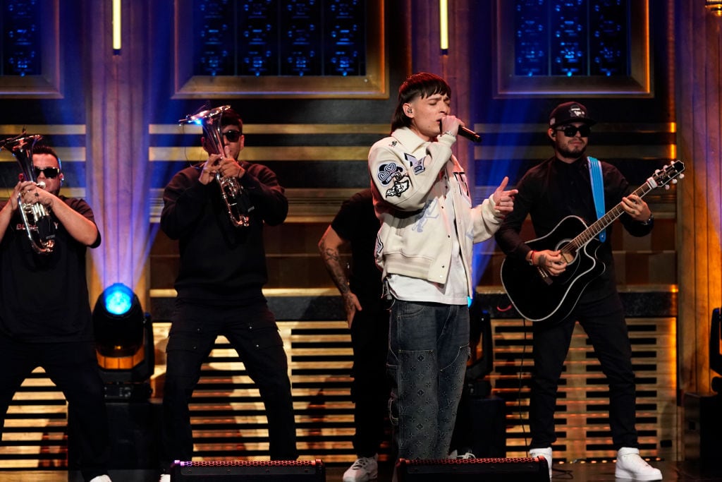 Peso Pluma, primer artista mexicano en actuar en el late show de Jimmy Fallon. Rosalind O&#039;Connor / NBC via Getty Images