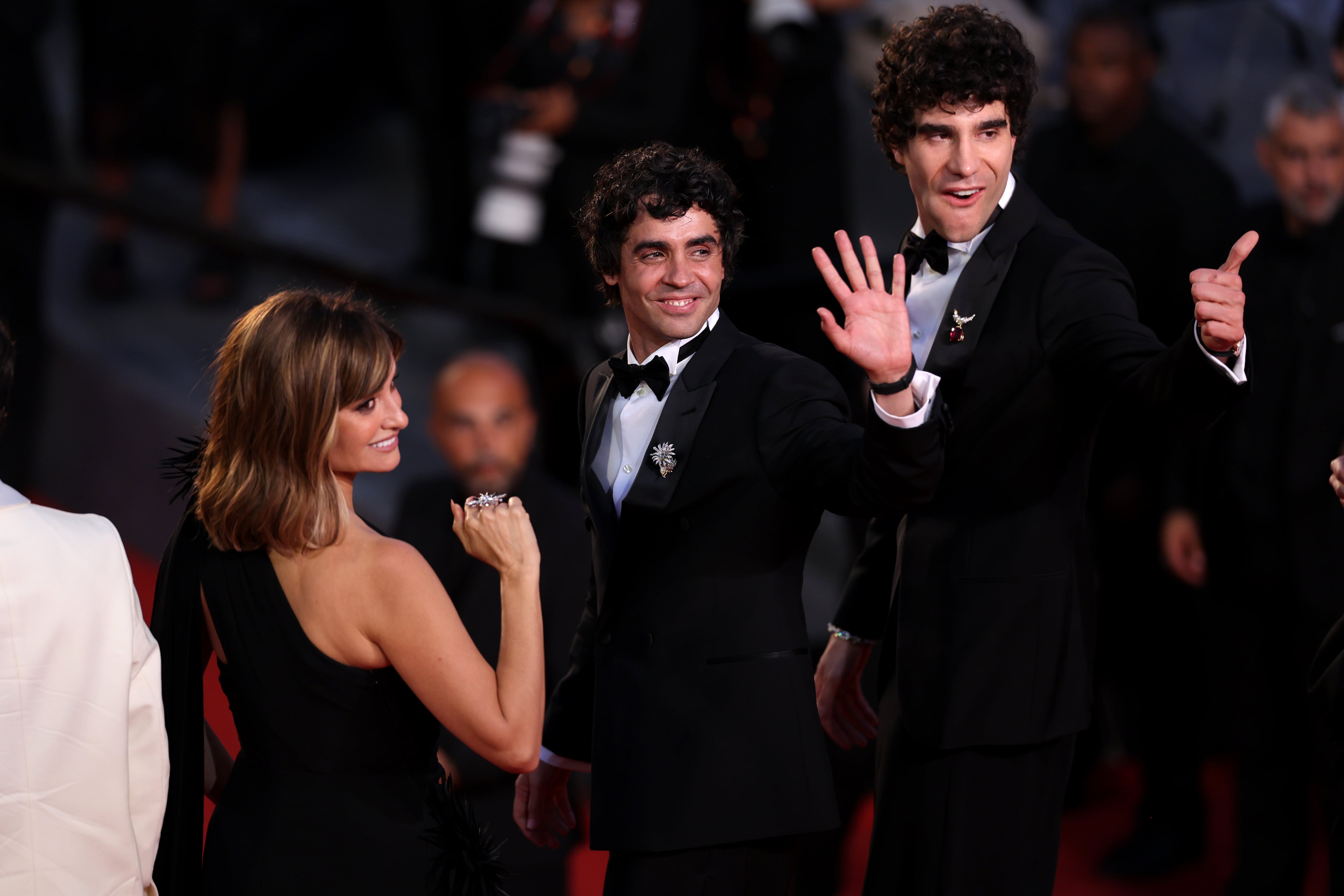 Penélope Cruz, Javier Ambrossi y Javier Calvo en la proyección de 'La Bola Negra' durante la 79.ª edición del Festival de Cine de Cannes, celebrada en el Palais des Festivals el 21 de mayo de 2026 en Cannes, Francia.