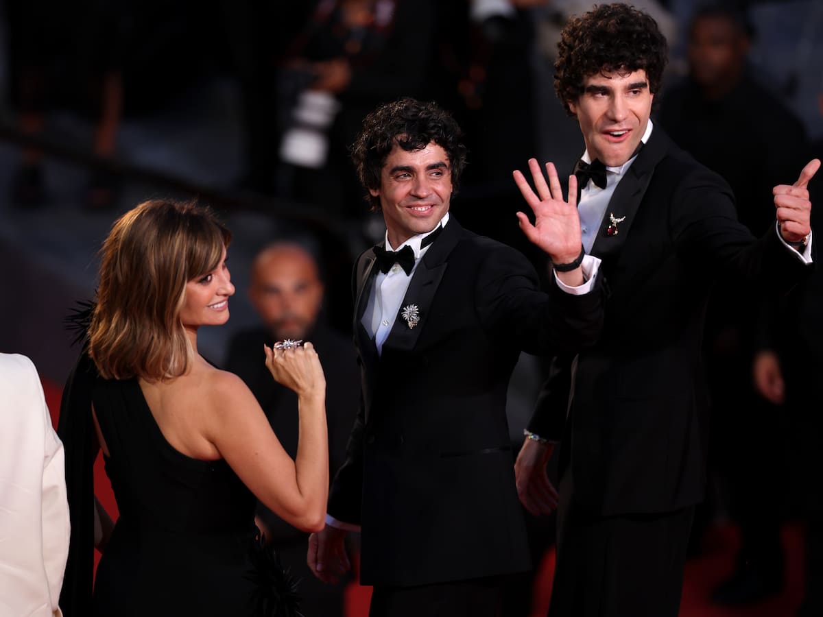 Ovación de 16 minutos en Cannes para 'La Bola Negra' con Penélope Cruz y Los Javis sin creerlo