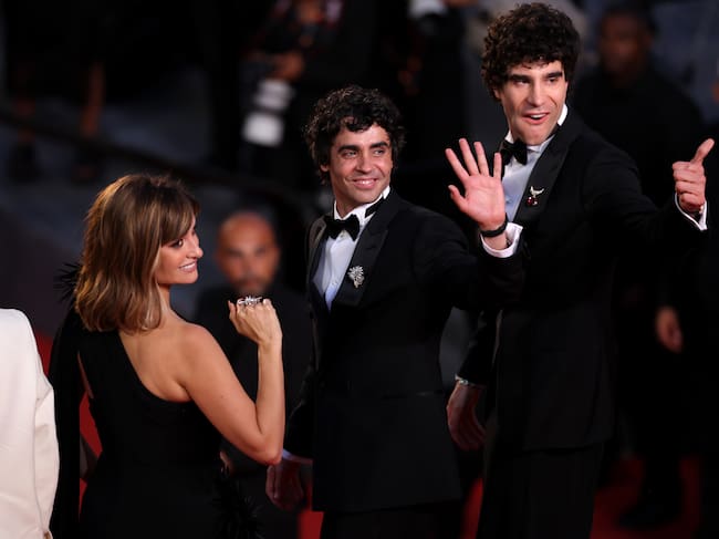Penélope Cruz, Javier Ambrossi y Javier Calvo en la proyección de 'La Bola Negra' durante la 79.ª edición del Festival de Cine de Cannes, celebrada en el Palais des Festivals el 21 de mayo de 2026 en Cannes, Francia.