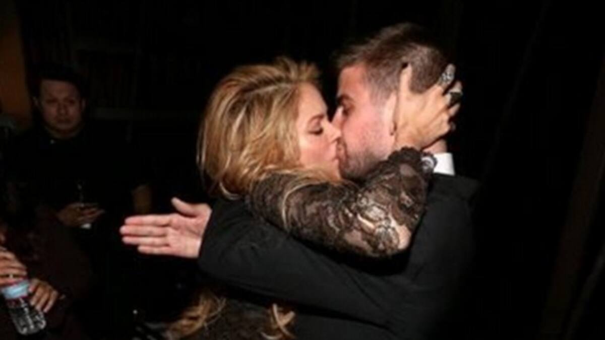 Shakira y Piqué a los besos