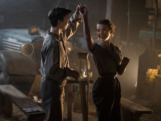 Orlando Schwerdt como Julien y Ariella Glaser como Sara en 'Alas Blancas'. / Larry Horricks