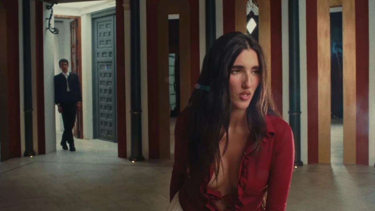 Judeline rescata para 'La Falda' una de las melodías más reconocibles del cine... aunque no fue creada para una película