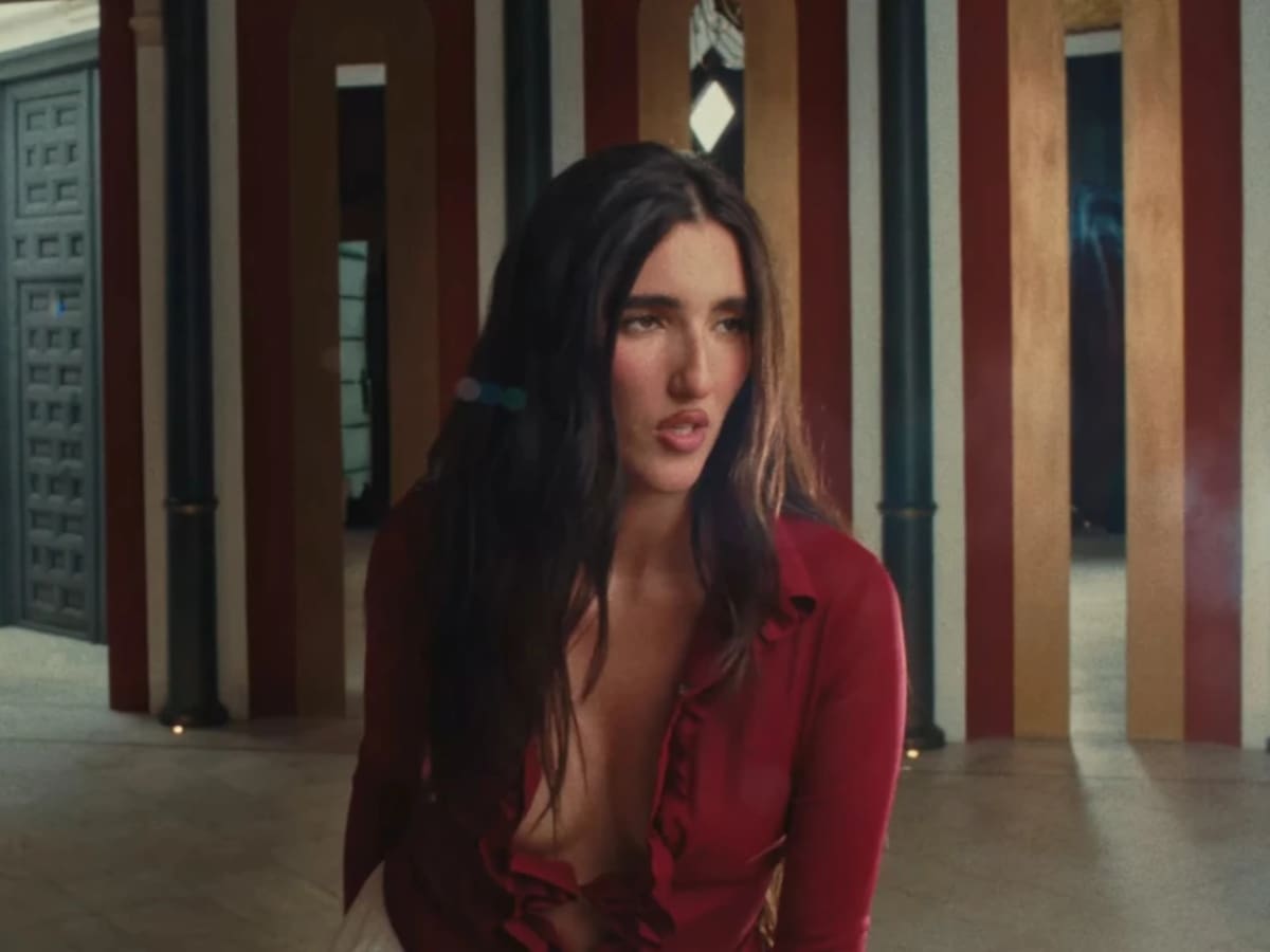 Judeline rescata para 'La Falda' una de las melodías más reconocibles del cine... aunque no fue creada para una película
