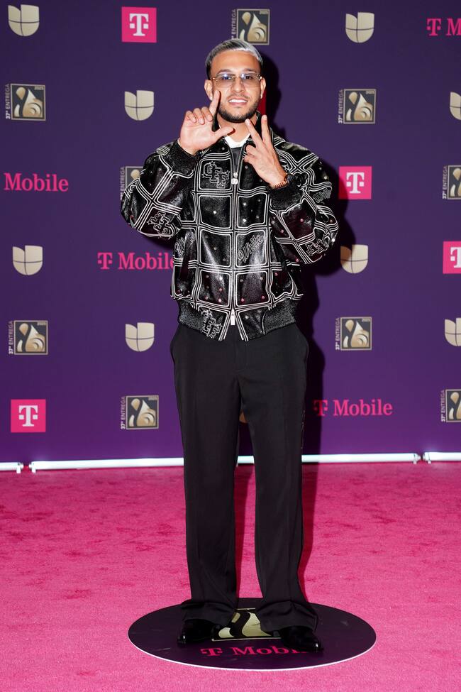 El negro siempre es un color recurrente y Lyanno lo sabe, aunque jugó con el estampado cuadriculado para aportar algo de gracia a su estilismo.