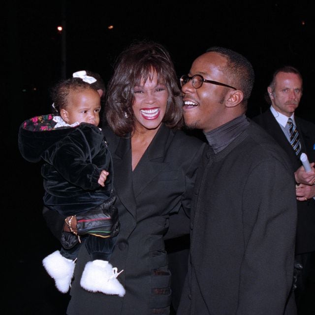 Whitney Houston con su hija, Bobbi Kristina y su marido, Bobby Brown, en 1994. 