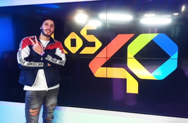 Sebastián Yatra posa en los estudios de Los40