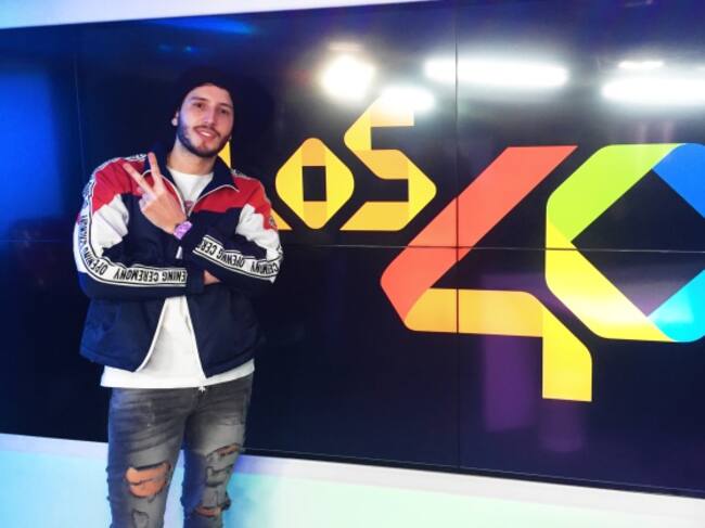 Sebastián Yatra posa en los estudios de Los40