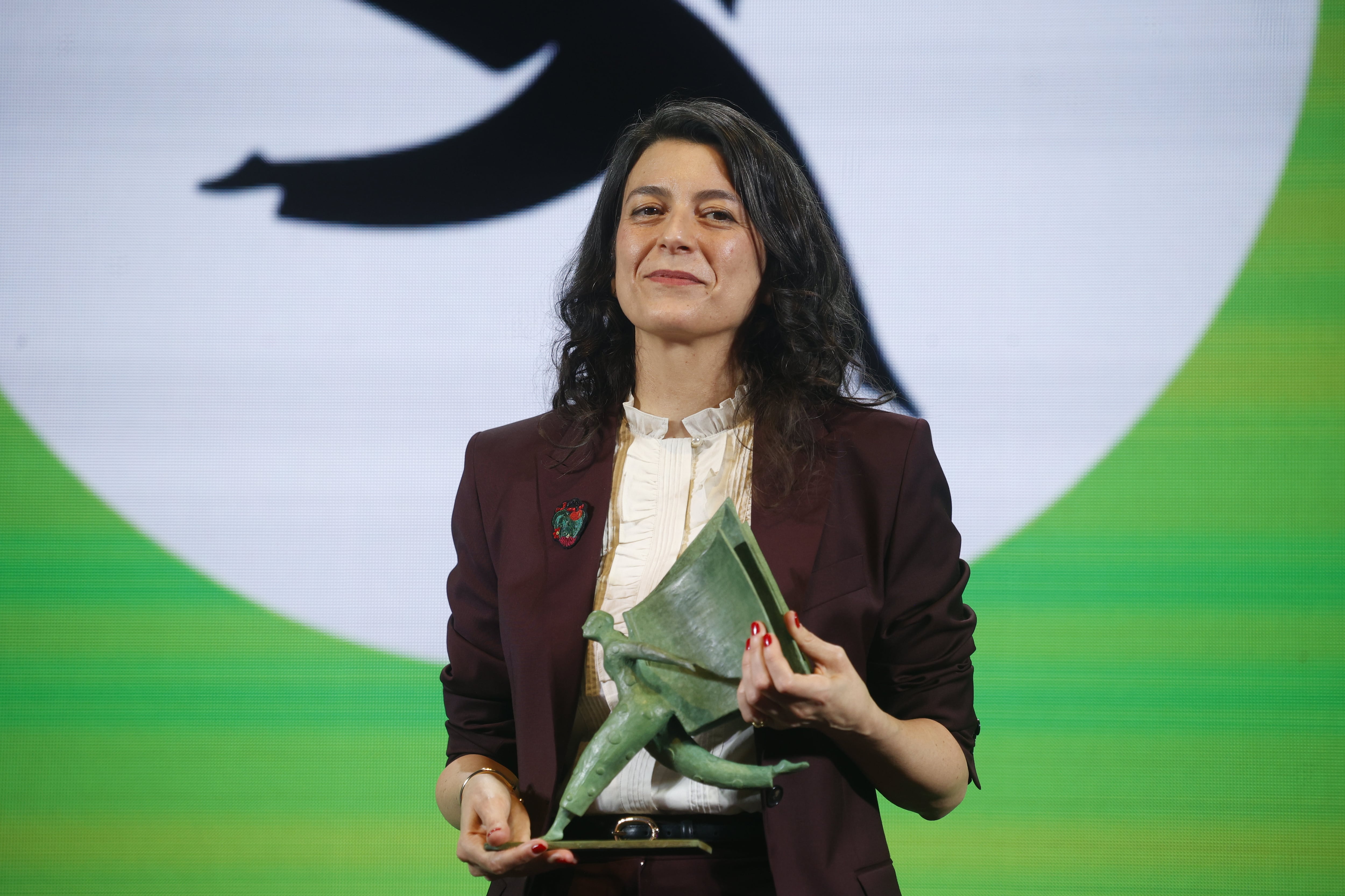 La escritora Samanta Schweblin recibe el I Premio Aena de Narrativa Hispanoamericana, el 8 de abril de 2026, en Barcelona, Cataluña, España.