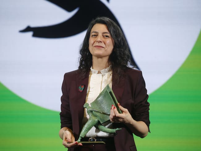 La escritora Samanta Schweblin recibe el I Premio Aena de Narrativa Hispanoamericana, el 8 de abril de 2026, en Barcelona, Cataluña, España.