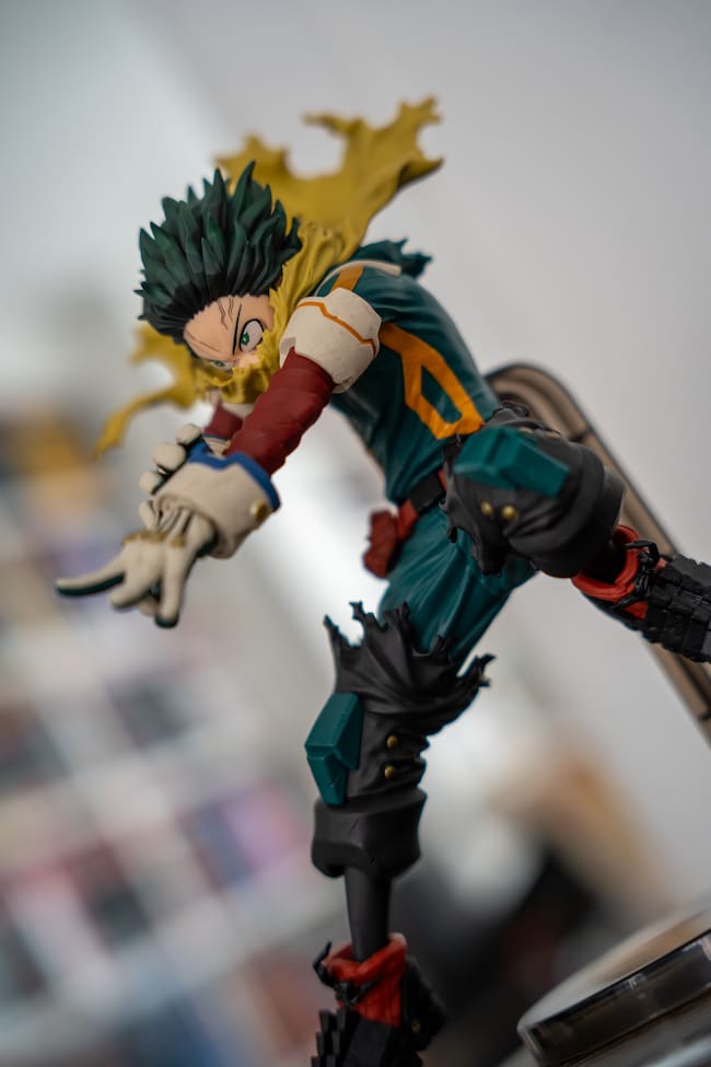Esta figura de Deku de My Hero Academia de Banpresto pide espacio en tu estantería.
