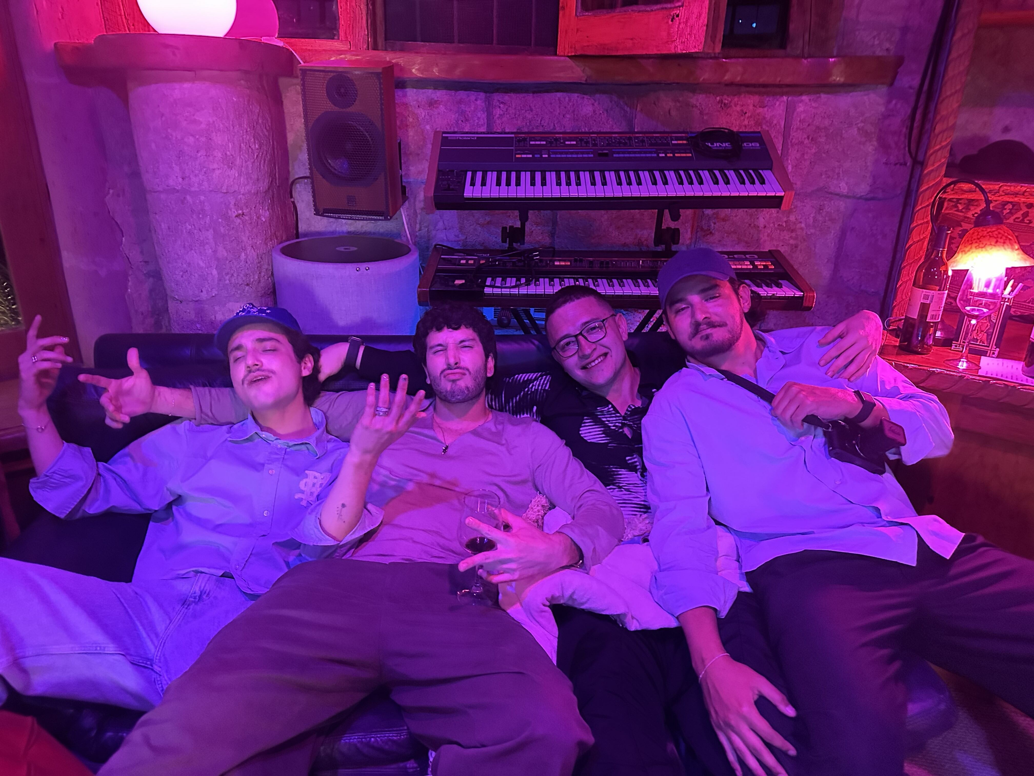 El productor Na'vi en el estudio con Sebastián Yatra y otros compañeros.