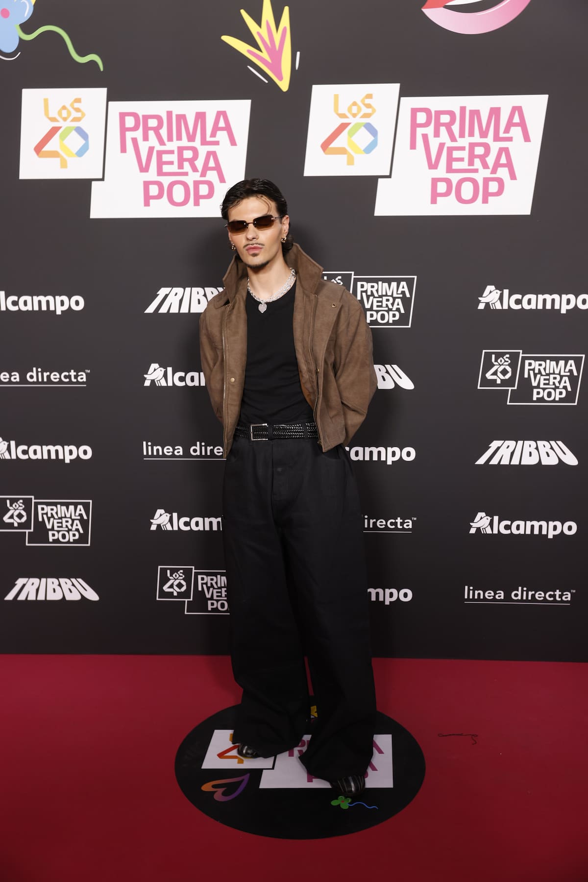 Una de las estrellas de la noche, Abraham Mateo, ha pasado por la alfombra roja de LOS40 Primavera Pop 2026 antes de actuar en el escenario del Movistar Arena con un outfit muy 2000'.