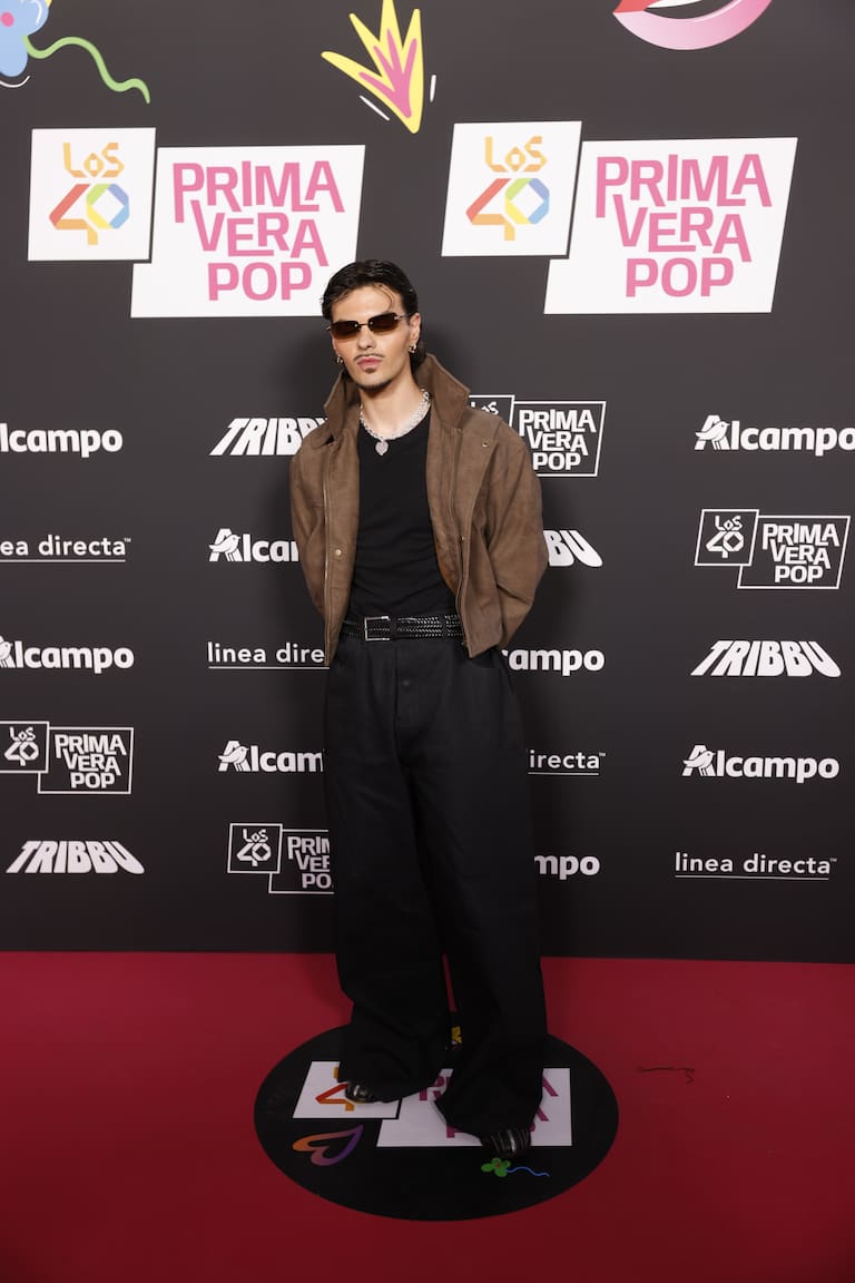Una de las estrellas de la noche, Abraham Mateo, ha pasado por la alfombra roja de LOS40 Primavera Pop 2026 antes de actuar en el escenario del Movistar Arena con un outfit muy 2000'.
