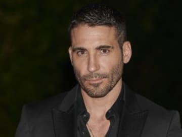 El beso de Miguel Ángel Silvestre y Asier Etxeandía durante un concierto deja desmayado a uno de ellos