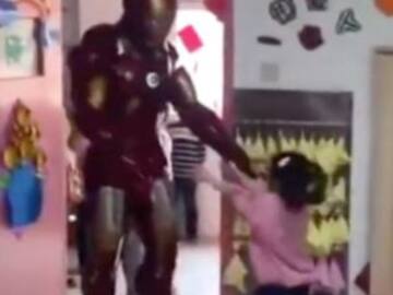 Llegó a la escuela de su pequeña hija disfrazado de Iron Man y se viralizó