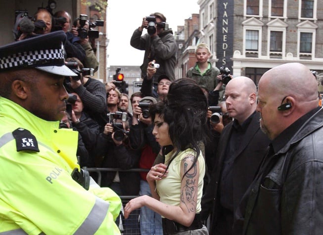 Amy Winehouse llegando a la comisaría de policía de Holborn para ser interrogada por una supuesta agresión.