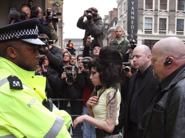 Amy Winehouse llegando a la comisaría de policía de Holborn para ser interrogada por una supuesta agresión.