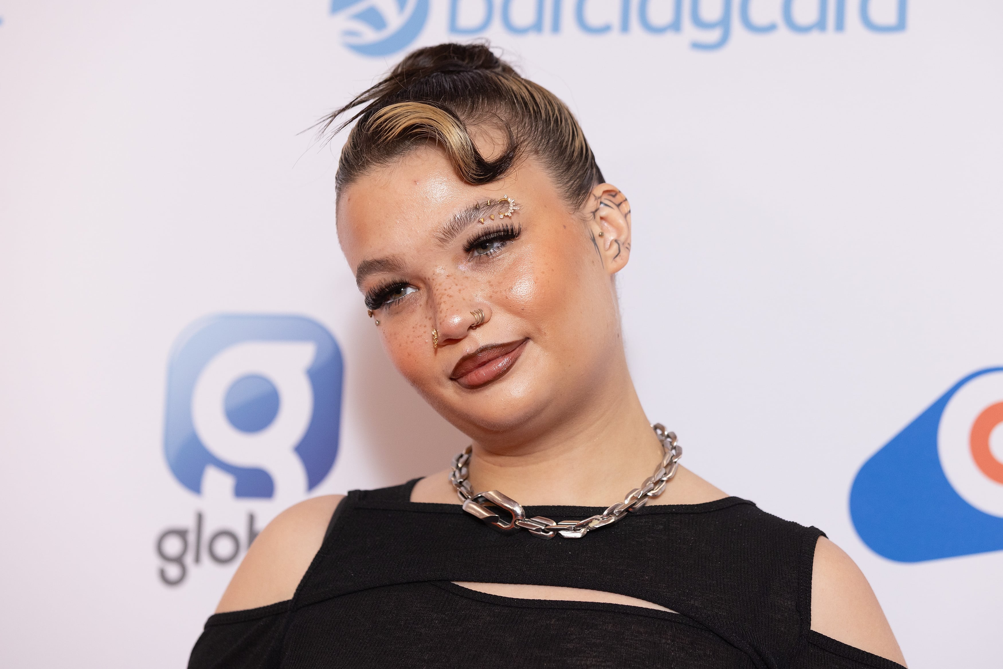 Lola Young se rompe a llorar después de un problema técnico durante su actuación del Capital Summertime Ball 2025.