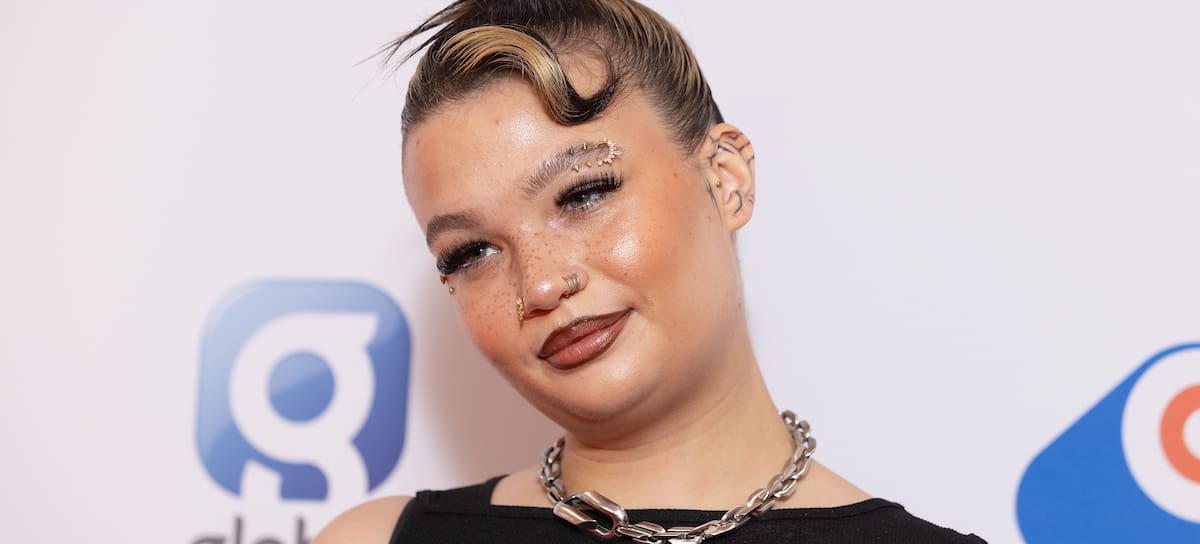 Lola Young se rompe a llorar después de un problema técnico durante su actuación del Capital Summertime Ball 2025.