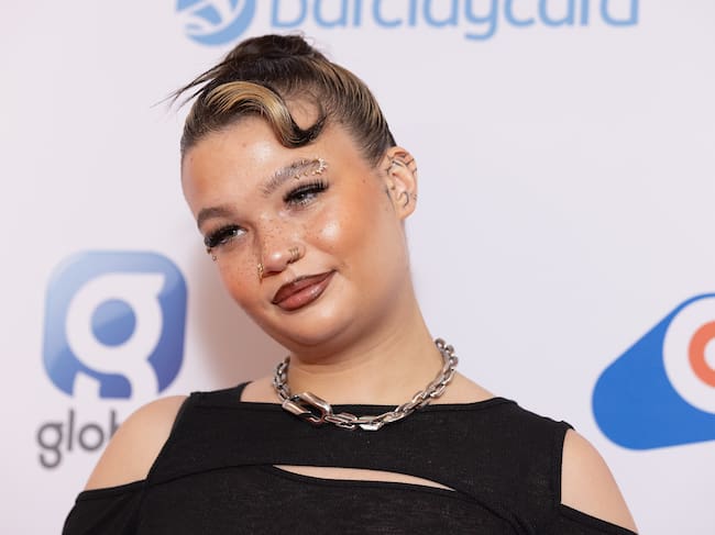 Lola Young se rompe a llorar después de un problema técnico durante su actuación del Capital Summertime Ball 2025.