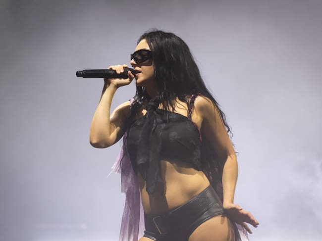Charli XCX durante su actuación en el festival 'Glastonbury 2025' en Pilton.