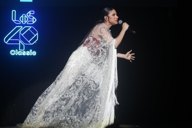 El quejío flamenco se coló en la fiesta de LOS40 Classic en la Plaza Mayor de Madrid. Blanca Paloma interpretó EAEA recién llegada de Liverpool.