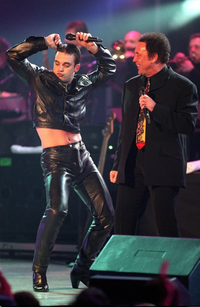 Robbie Williams y Tom Jones en los BRIT Awards 1998