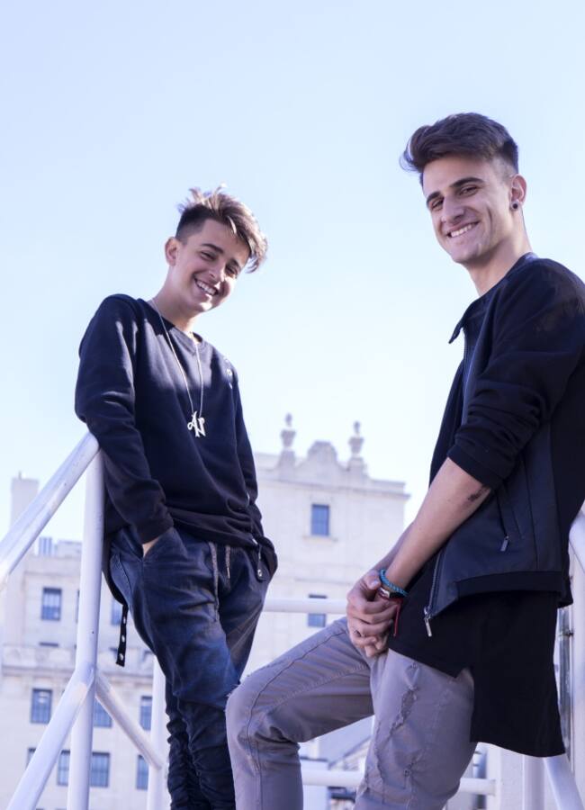 Adexe y Nau posan para nuestra cámara en la terraza de LOS40