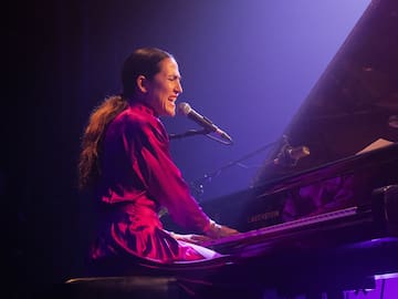 ¿Quién es Joan As Police Woman?, la artista más escuchada este 2025 por Pedro Sánchez que fue novia de Jeff Buckley