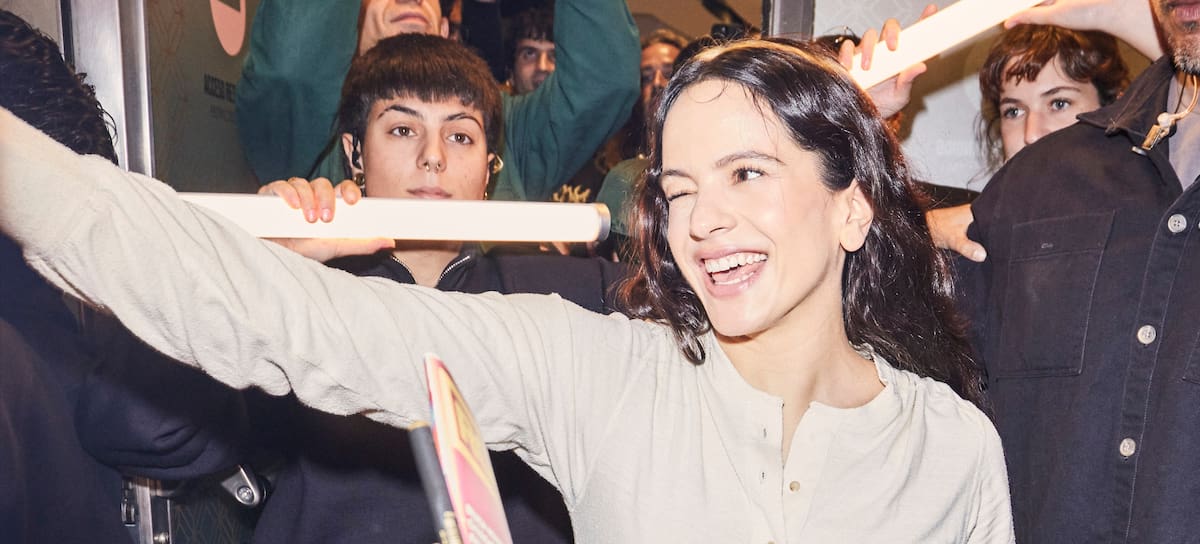 Rosalía, en la plaza de Callao para anunciar 'LUX', su nuevo disco. (Foto cedida por la agencia Está Pasando)