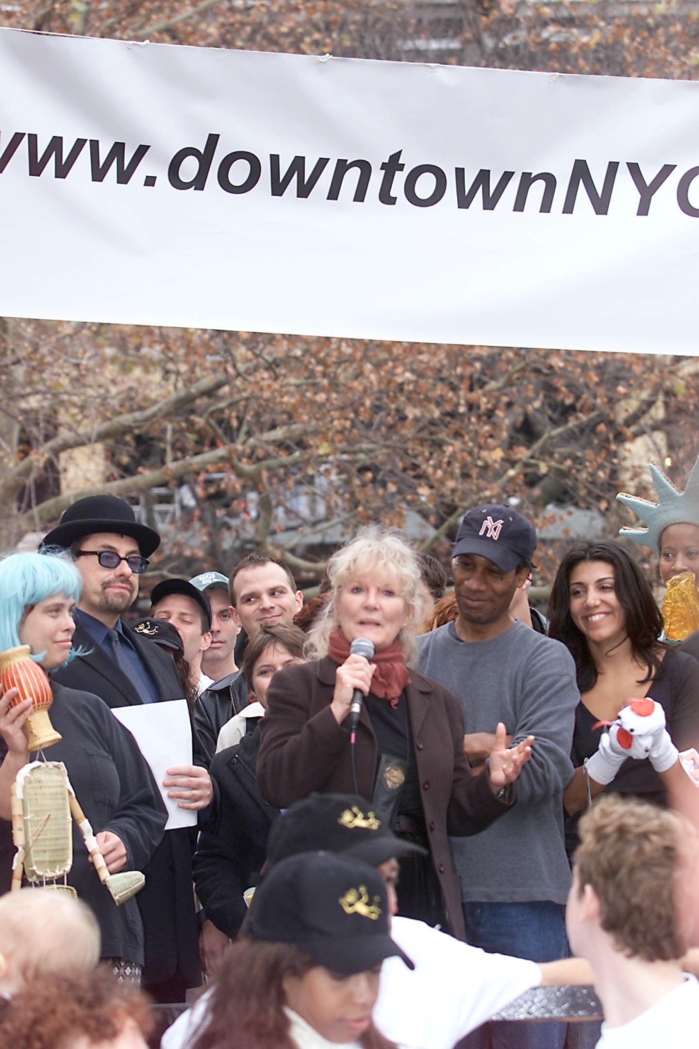 Petula Clark canta su exitosa canción &#039;Downtown&#039;