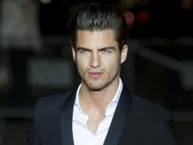 Maxi Iglesias posa en el estreno de la serie 'La Embajada' en el FesTVal de Albacete