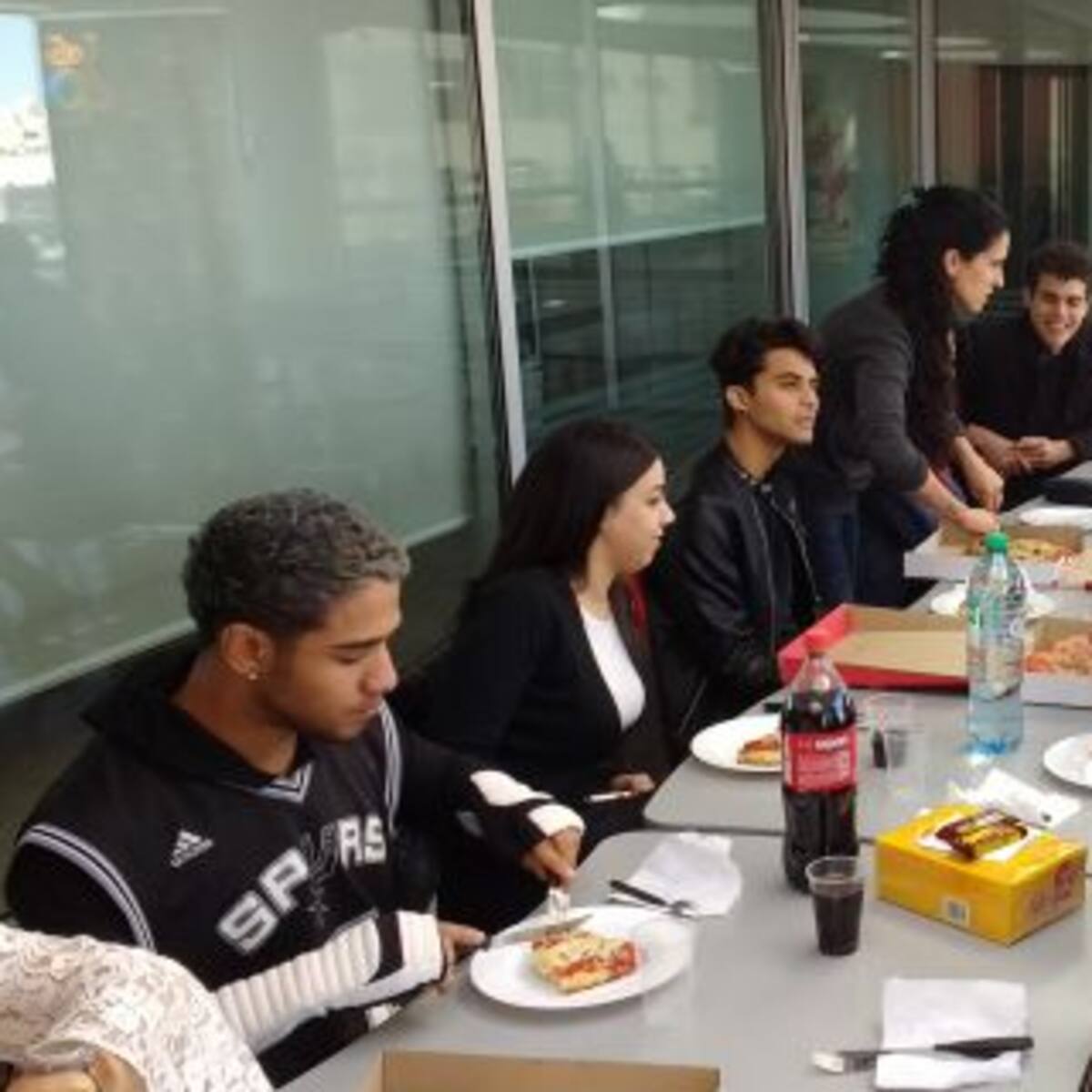 ¡Las ganadoras de LOS40 almorzaron con CNCO!