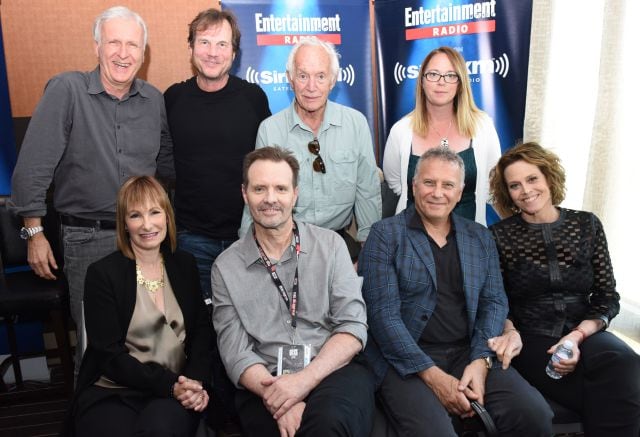 (De izq a der, atrás) James Cameron, Bill Paxton, Lance Henriksen y Carrie Henn junto a (primera fila) Gale Anne Hurd, Michael Biehn, Paul Reiser y Sigourney Weaver durante una reunión del reparto de &#039;Aliens, el regreso&#039; en San Diego, California (Estados Unidos) en 2016