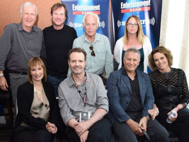 (De izq a der, atrás) James Cameron, Bill Paxton, Lance Henriksen y Carrie Henn junto a (primera fila) Gale Anne Hurd, Michael Biehn, Paul Reiser y Sigourney Weaver durante una reunión del reparto de 'Aliens, el regreso' en San Diego, California (Estados Unidos) en 2016