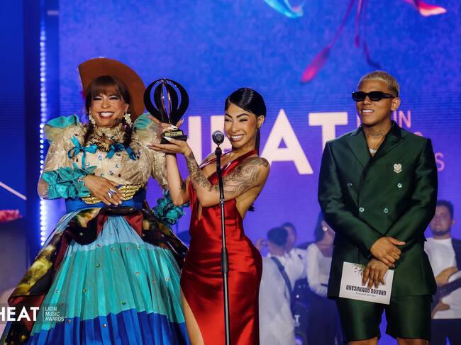 Yailín la Más Viral, celebrando que ganó un premio Heat.