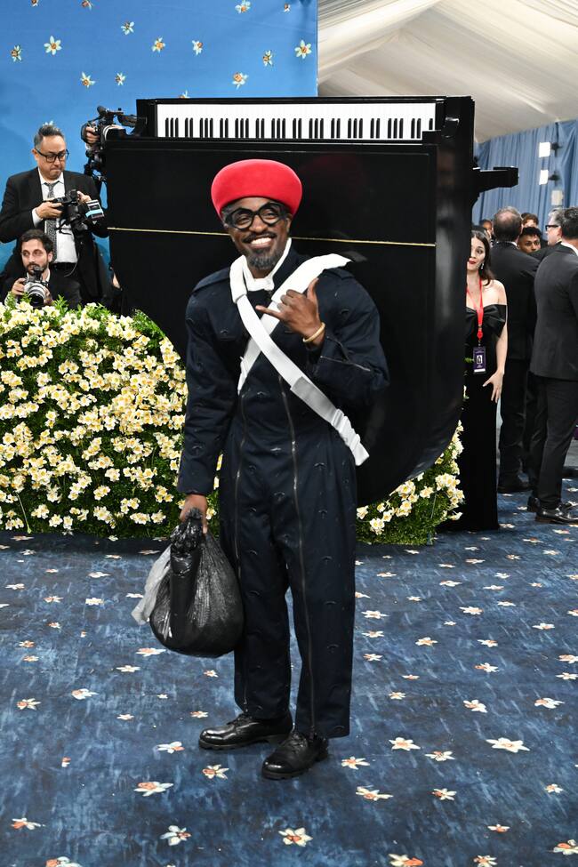 Si alguien pudiera dudar sobre poder llevar un piano a cuestas que se fijen en el diseño de André 3000 para la Met Gala. Pablo López, puedes ir tomando nota por si te apetece arriesgar un poco.