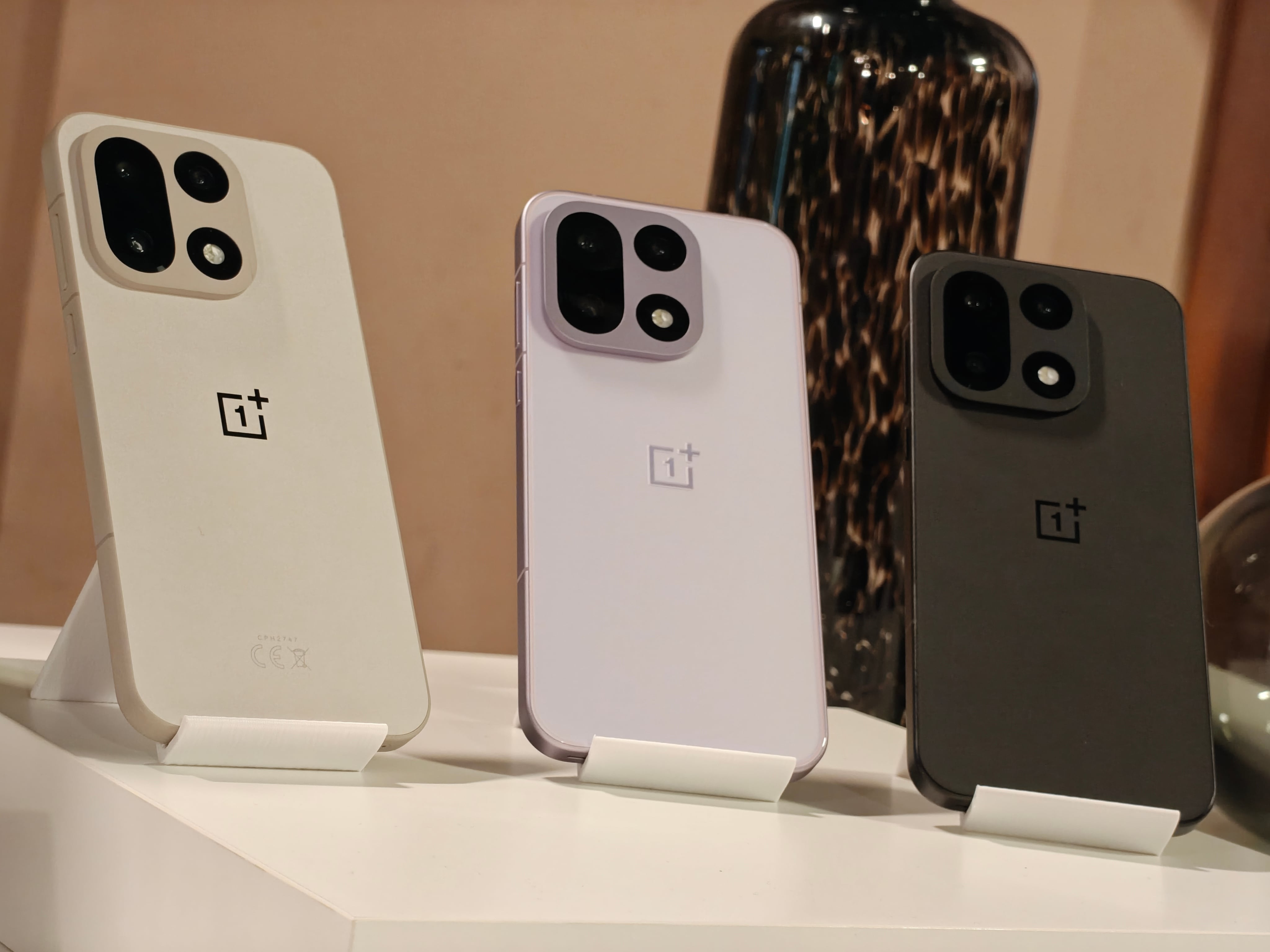 OnePlus 15. Tres colores inolvidables.